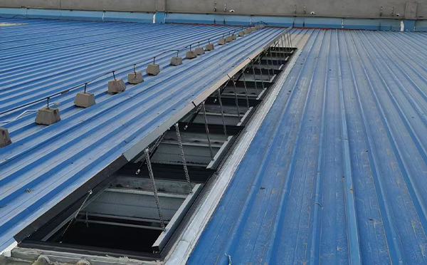 某城市大型商业综合体中庭循化排烟窗工程